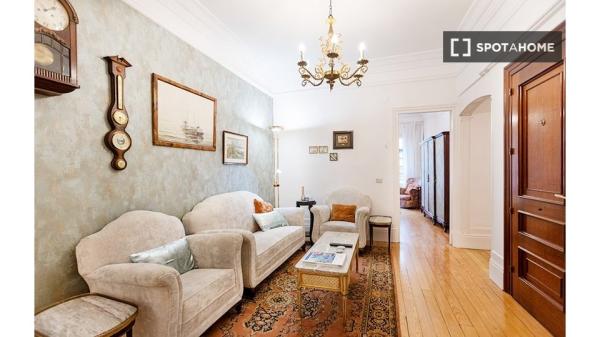 Elegante habitación en un apartamento de 7 dormitorios en Indautxu, Bilbao