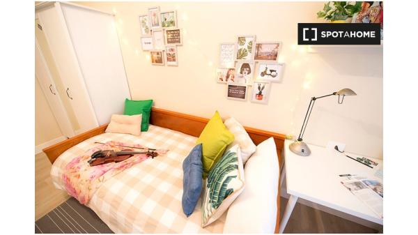 Room in 3-bedroom apartment in Begoña, Bilbao