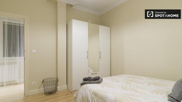 Umeblowany pokój w 8-pokojowym apartamencie w Abando, Bilbao