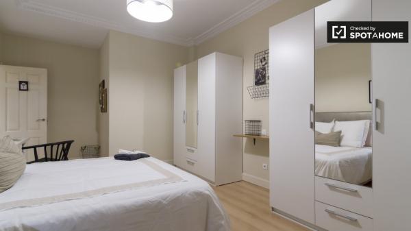 Geräumiges Zimmer in 8-Zimmer-Wohnung in Abando, Bilbao