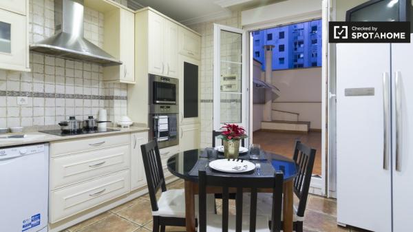 Elegante habitación en un apartamento de 8 dormitorios en Abando, Bilbao