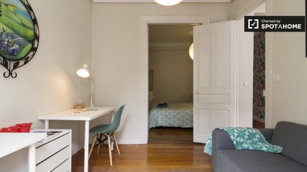 Grande salone in casa con 3 camere da letto a Casco Viejo, Bilbao