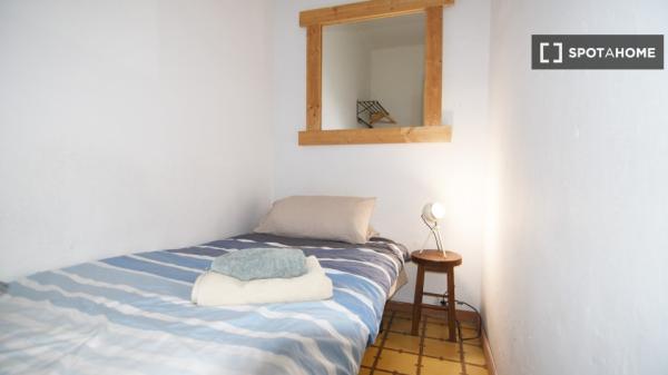 Acogedora habitación en un apartamento de 5 dormitorios en Poblenou, Barcelona