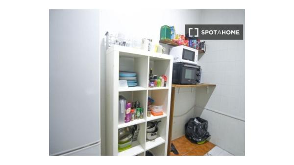 Acogedora habitación en un apartamento de 5 dormitorios en Poblenou, Barcelona