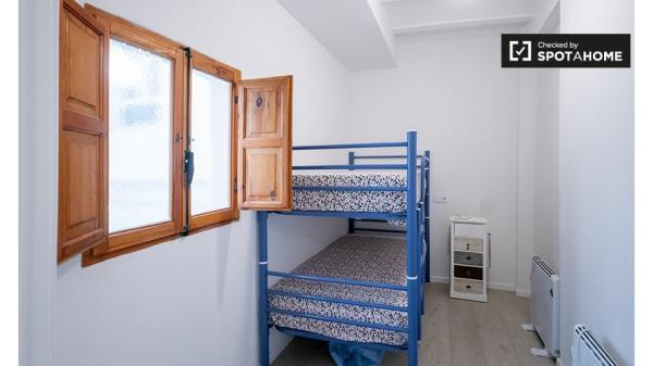 Apartamento de 3 dormitorios en alquiler en Ciutat Vella, Valencia