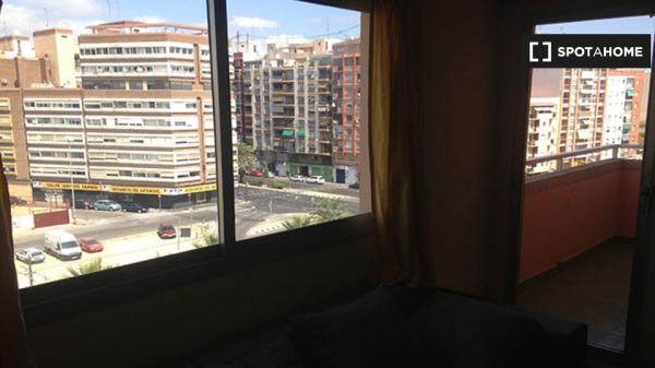 Se alquila habitación en apartamento de 4 dormitorios en La Saïdia, Valencia