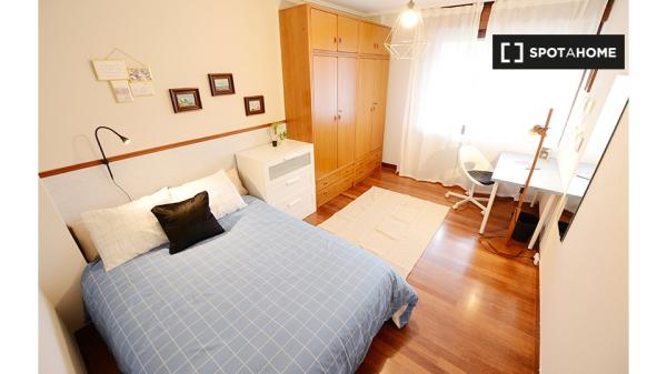 Habitación elegante en apartamento de 4 dormitorios en Bilbao