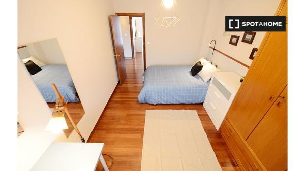 Habitación elegante en apartamento de 4 dormitorios en Bilbao