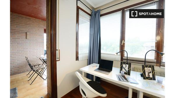 Habitación elegante en apartamento de 4 dormitorios en Bilbao