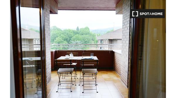 Habitación elegante en apartamento de 4 dormitorios en Bilbao