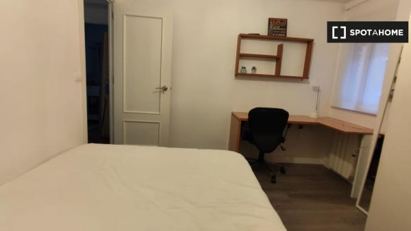 Zimmer zu vermieten in 3-Zimmer-Wohnung in Madrid