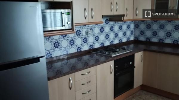 Se alquila habitación en piso de 3 dormitorios en Alicante