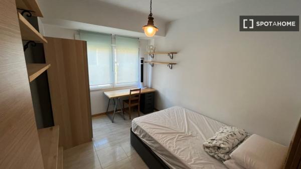 Stanza in affitto in appartamento con 4 camere da letto ad Alcoi, Alacant