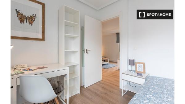 Habitación en piso compartido en Bilbao con balcón privado