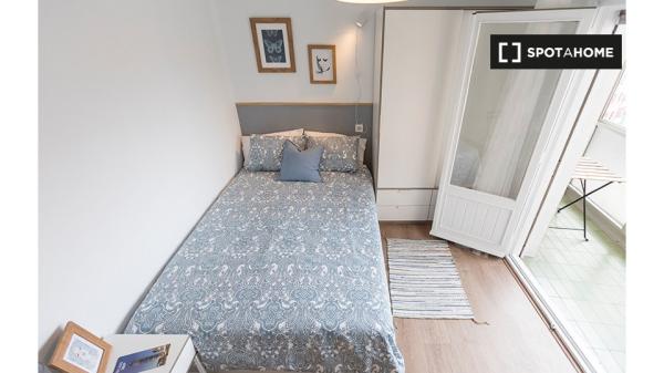 Habitación en piso compartido en Bilbao con balcón privado