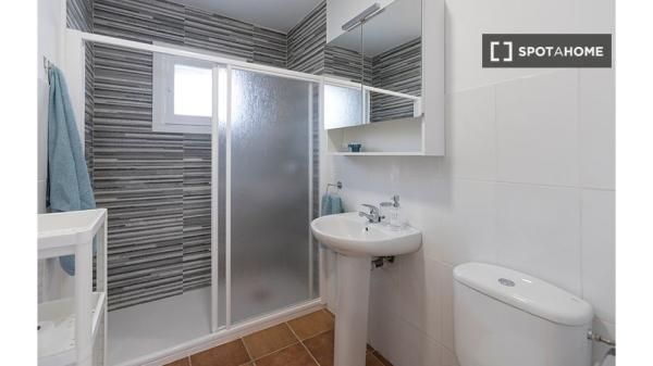 Habitación en piso compartido en Bilbao con balcón privado