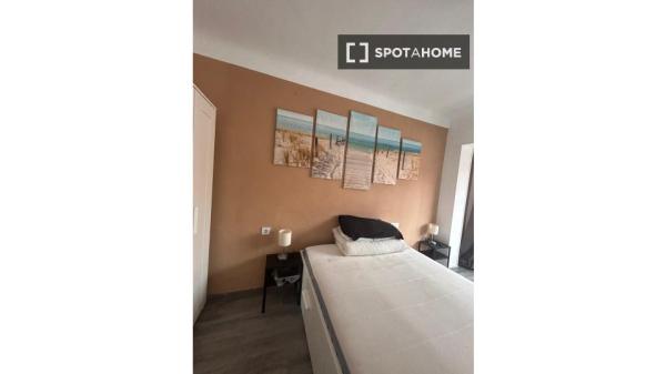 Chambre à louer dans un appartement de 5 chambres à Benalua, Alicante