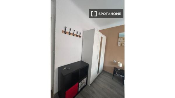 Chambre à louer dans un appartement de 5 chambres à Benalua, Alicante