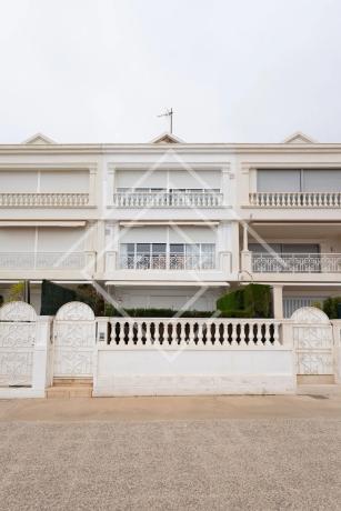 Chalet adosado en avenida de la Armada Española