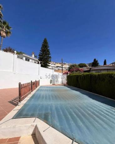 Casa independiente en avenida Juan Luis Peralta