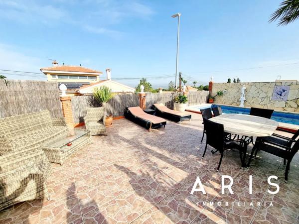 Chalet pareado en calle Estepona