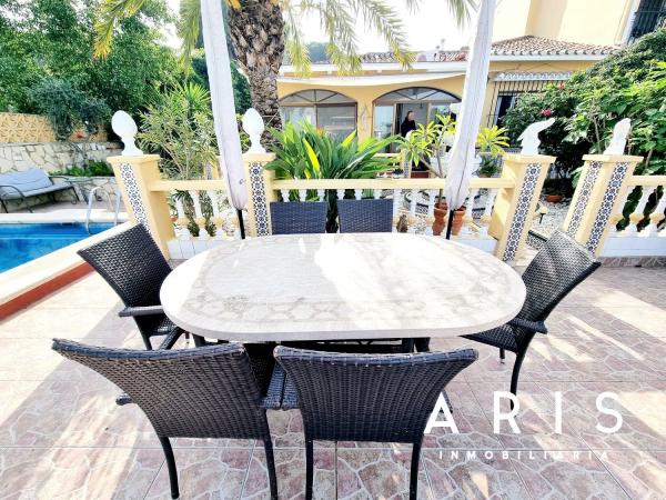 Chalet pareado en calle Estepona