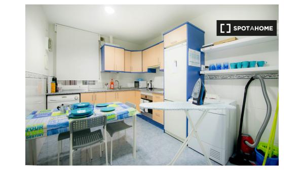 Habitación luminosa en apartamento de 5 dormitorios en Indautxu, Bilbao