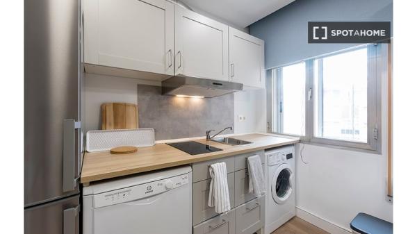 Habitación en piso compartido en Bilbao con balcón privado