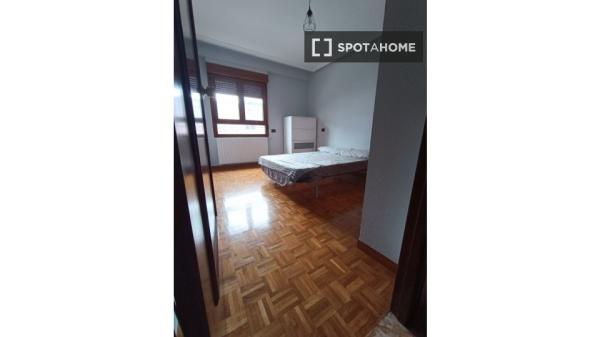 Alugo quarto em apartamento compartilhado em Oviedo