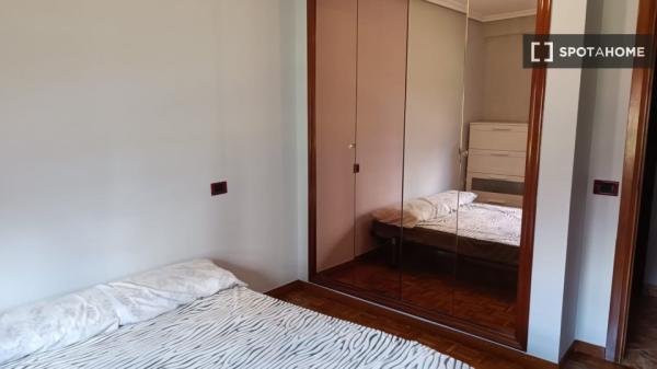 Alugo quarto em apartamento compartilhado em Oviedo