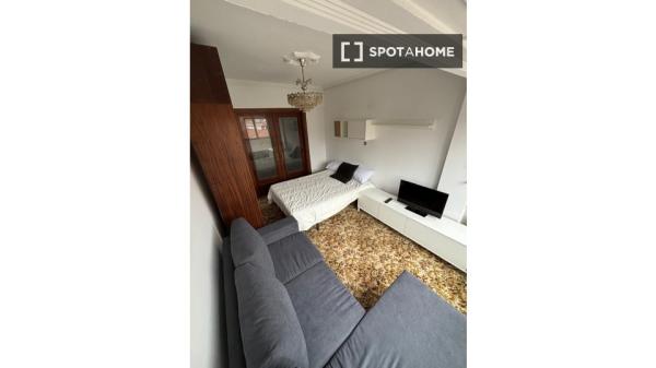 Room for rent in shared apartment in Barakaldo