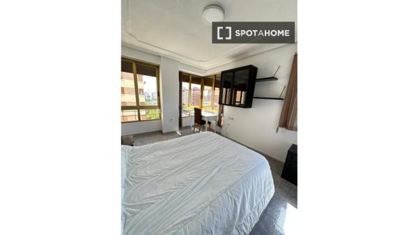 Chambre à louer dans un appartement partagé à Alicante