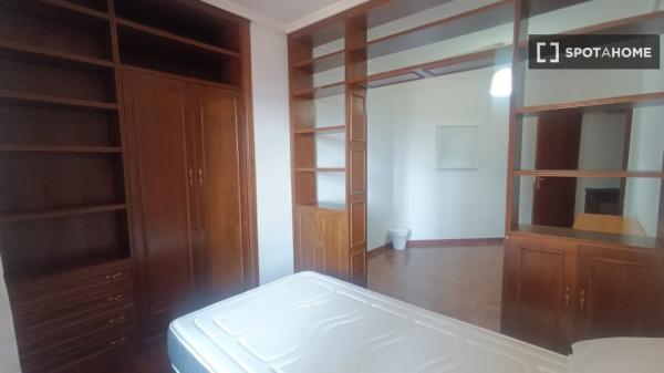 Alugo quarto em apartamento compartilhado em Pamplona