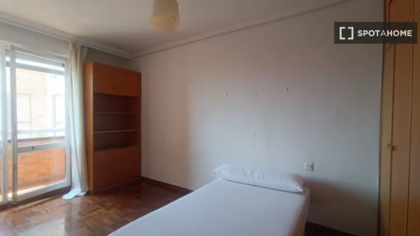 Alugo quarto em apartamento compartilhado em Pamplona