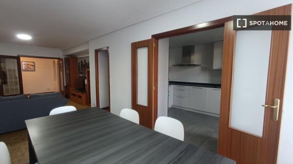 Se alquila habitación en piso compartido en Pamplona