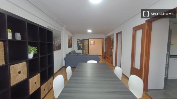 Se alquila habitación en piso compartido en Pamplona