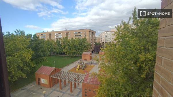 Se alquila habitación en piso compartido en Pamplona