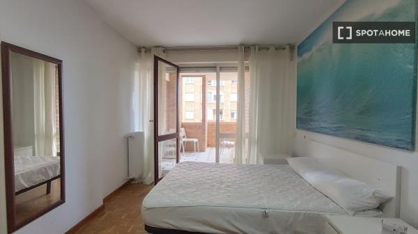 Se alquila habitación en piso compartido en Pamplona