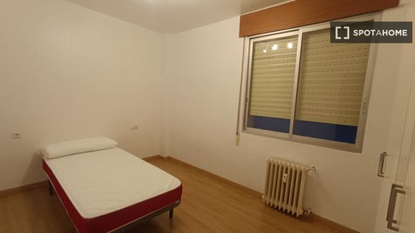 Se alquila habitación en piso compartido en Pamplona