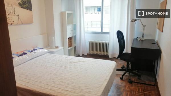 Se alquila habitación en piso compartido en Pamplona