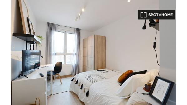 Stanza in appartamento con 4 camere da letto a Basurto, Bilbao