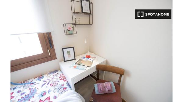 Se alquila habitación en apartamento de 5 dormitorios en Casco Viejo, Bilbao