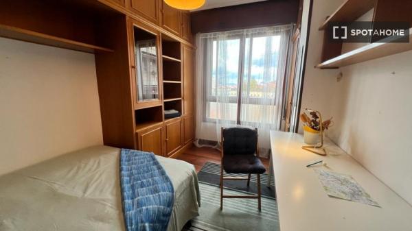 Habitación privada en apartamento de 5 dormitorios en Begoña, Bilbao