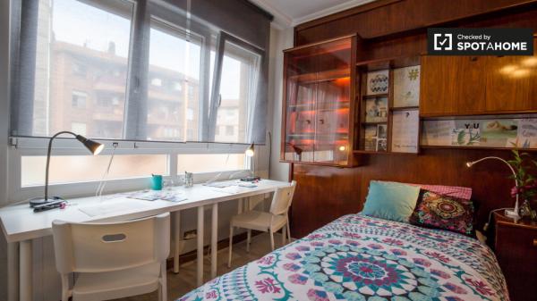 Habitación soleada en apartamento de 3 dormitorios en Uribarri, Bilbao