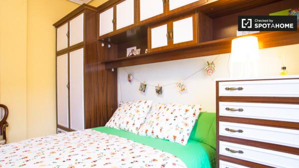 Habitación ordenada en un apartamento de 3 dormitorios en Rekalde, Bilbao