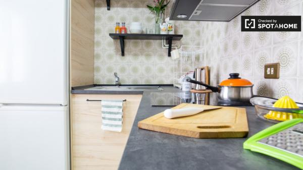 Habitación ordenada en un apartamento de 3 dormitorios en Rekalde, Bilbao