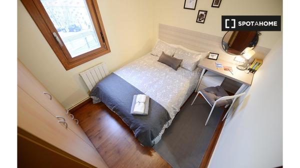 Habitación en piso de 3 dormitorios en Otxarkoaga, Bilbao