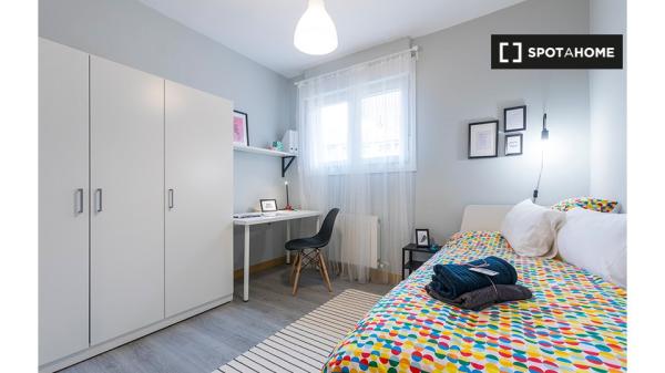 Se alquila habitación en piso de 3 dormitorios en Bilbao