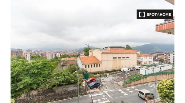 Se alquila habitación en piso de 3 dormitorios en Bilbao