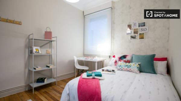 Se alquila habitación ordenada en un apartamento de 4 dormitorios en Deusto, Bilbao